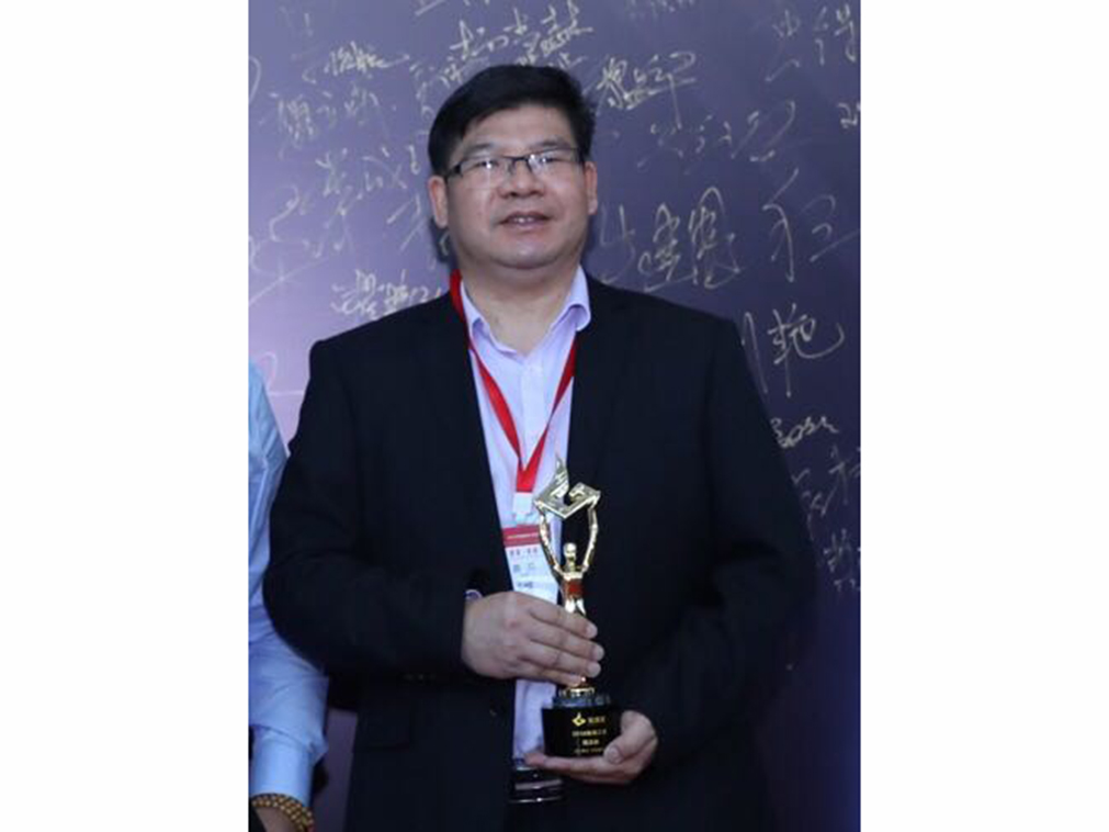 2018年榮獲”中國玻璃網“玻璃工匠獎