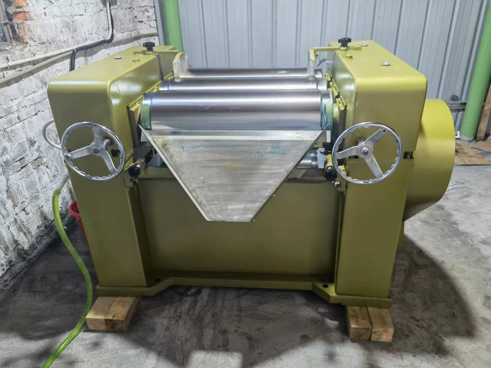 廣州市奮宏化工有限公司S-260 三輥研磨機(jī)采購(gòu)方案(圖3)